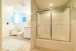 En suite bathroom with tub/shower combination